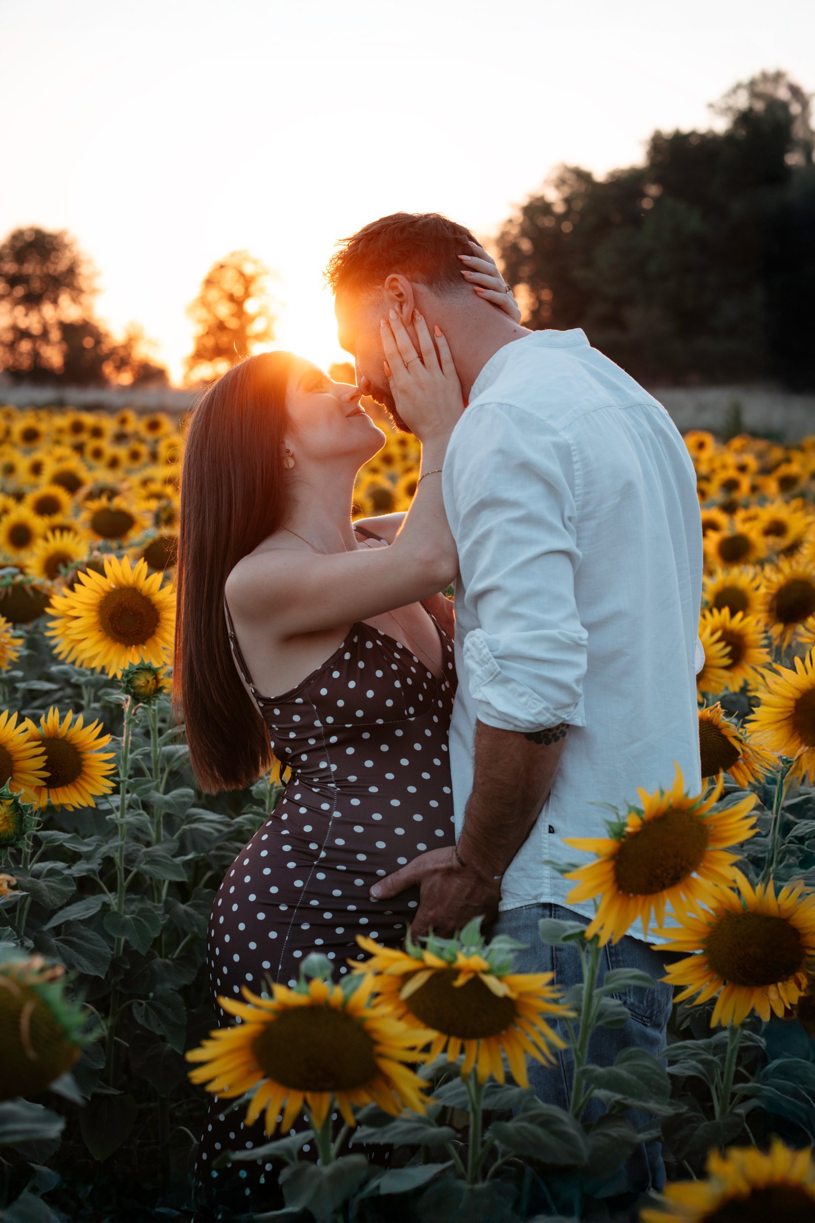 Couple complice lors d'une séance photo en extérieur à Bourg-en-Bresse