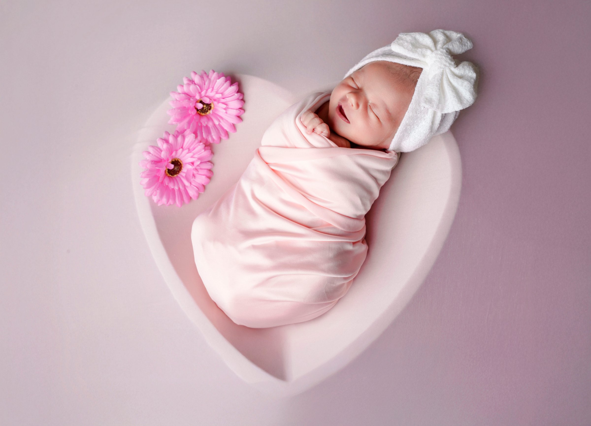 Détail des petites mains d'un nouveau-né en séance photo naissance