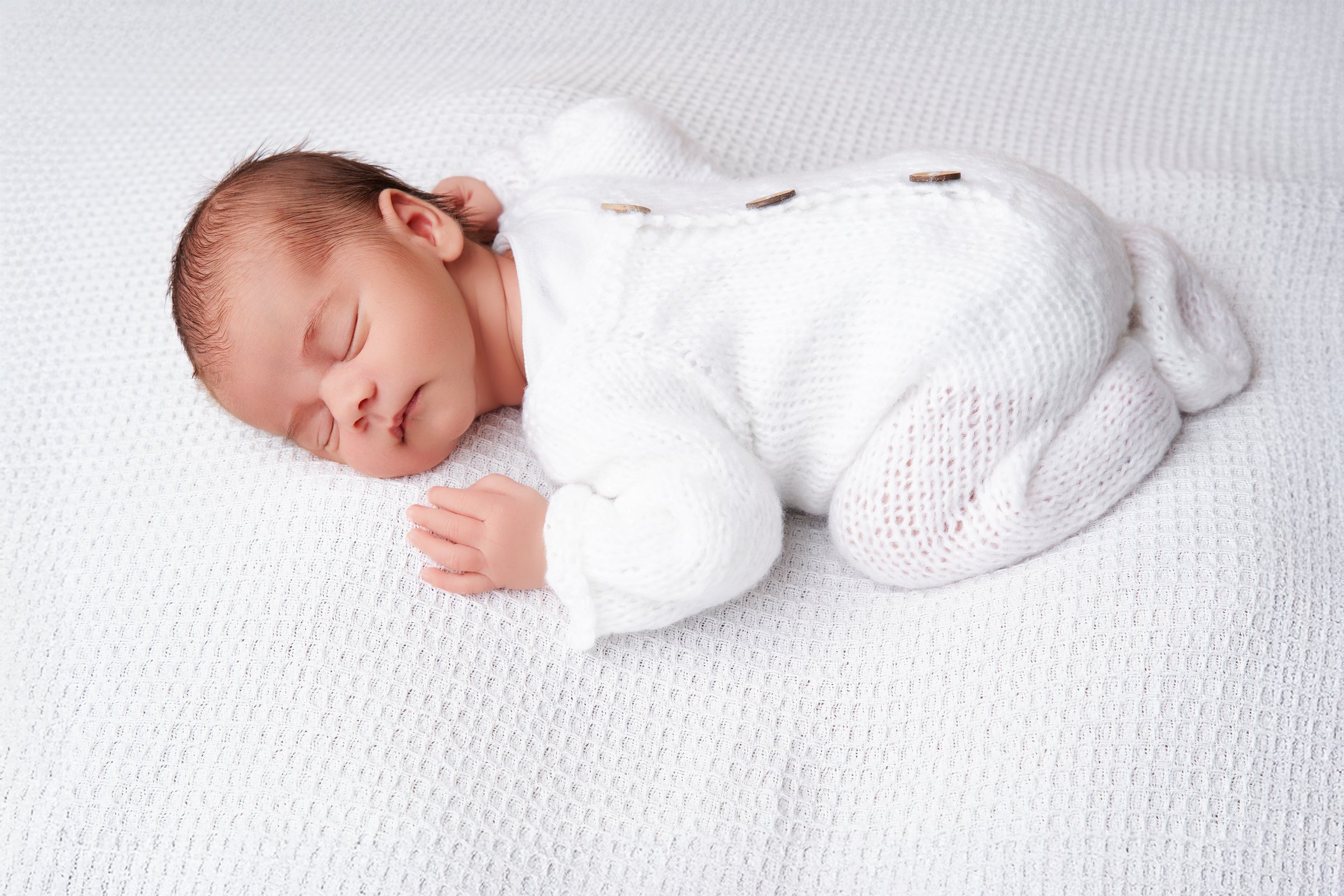 Séance photo naissance, gros plan sur bébé endormi